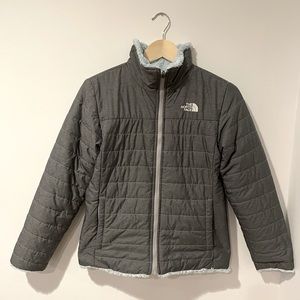The North Face Girls Reversible Mossbud Swirl Jacket
in gray/blue. Size LG 14/16